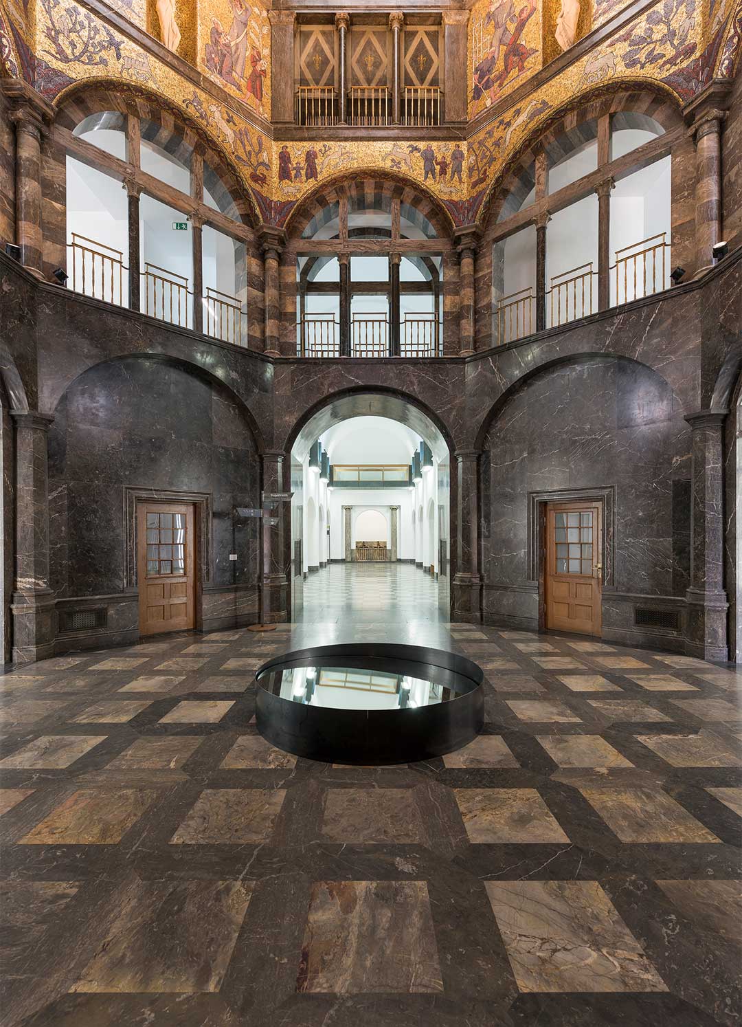Museum Wiesbaden: Oktogon mit der Installation „Jupiter im Oktogon“ von Rebecca Horn, Blick auf den Bodenspiegel (Foto: Bernd Fickert/ Museum Wiesbaden)