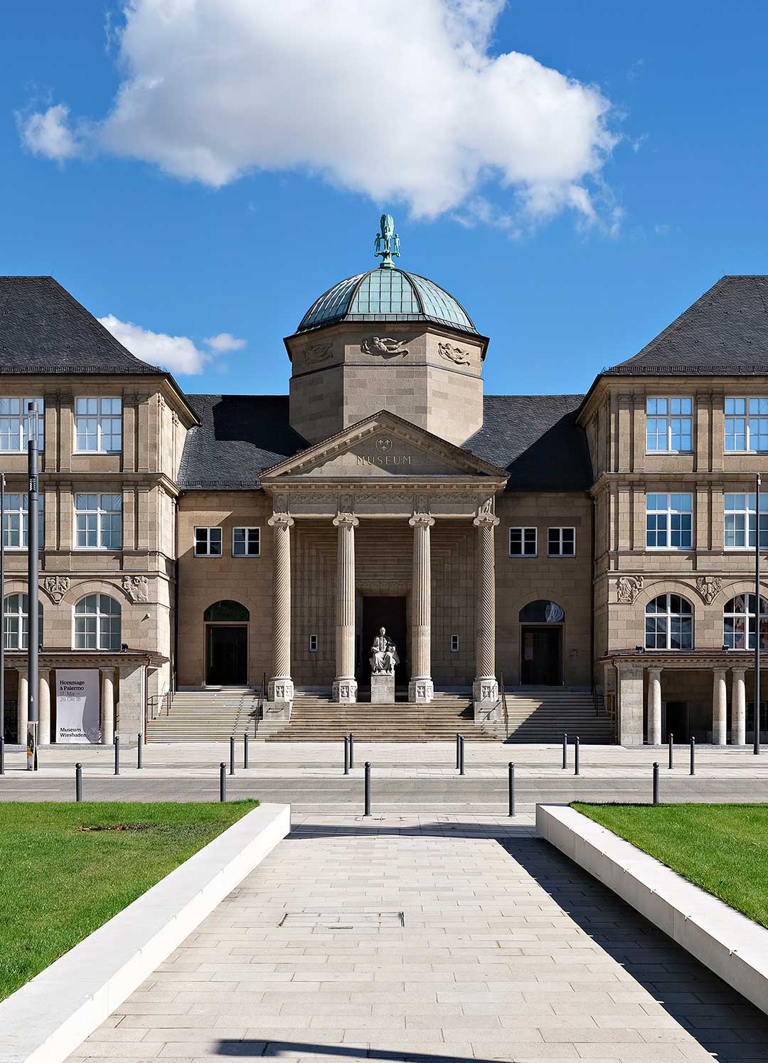 Museum Wiesbaden von Westen: Eingang mit Oktogon, Portikus und Goetheskulptur von Hermann Hahn (Foto: Bernd Fickert/Museum Wiesbaden)